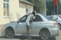 VIDEO: Το πλεονέκτημα του να έχεις φιμέ τζάμια στο αυτοκίνητο!