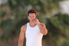 M.WAHLBERG: Γδύνεται δημόσια