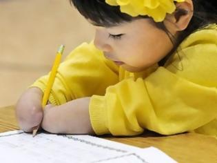 Φωτογραφία για 7χρονο κοριτσάκι που γεννήθηκε χωρίς χέρια κέρδισε διαγωνισμό καλλιγραφίας [φωτο]