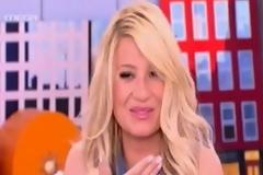 VIDEO: Η Φαίη Σκορδά παραλίγο να φάει... κουνούπι!