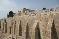 Δύο κίονες της Ακρόπολης, μάρτυρες της σεισμικής ιστορίας της Αθήνας