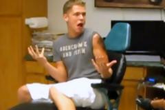 Αφού δεν το μπορείς τι το κάνεις; Φρικάρει την ώρα που του κάνουν tattoo! [video]