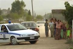 Σφαίρες και ξύλο για μια γυναίκα μεταξύ τσιγγάνων
