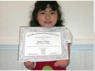 Φωτογραφία για 7χρονη χωρίς χέρια κέρδισε διαγωνισμό καλλιγραφίας!