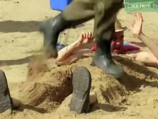 Φωτογραφία για Απίστευτη φάρσα με άνδρα... θαμμένο στην παραλία! (video)