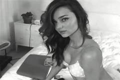 Τwitt-άρει σέξι πόζες της η Miranda Kerr