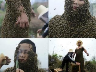 Φωτογραφία για Έβαλε πάνω του 331.000 μέλισσες για ένα ρεκόρ