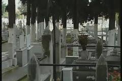 Κάνουν έξωση σε...δύο νεκροταφεία