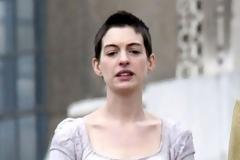 H Anne Hathaway έγινε εντελώς Άθλια