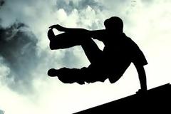 Αυτά παθαίνεις όταν κάνεις parkour για πρώτη φορά! [video]