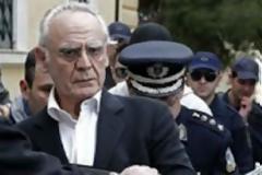 Κλέφτη, κλέφτη, του φωνάζουν και στον Κορυδαλλό...