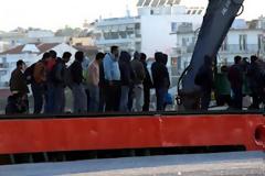 Άλλο ένα σκάφος με 60  λαθροτυχοδιώκτες έφτασε σήμερα..