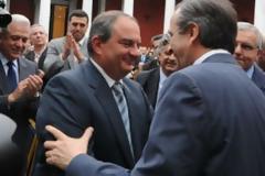 Θερμή υποδοχή επεφύλαξαν τα κομματόσκυλα στον Καραμανλή
