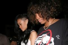 Η Rihanna είναι ερωτευμένη με... γυναίκα;