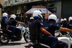 Αναγνώστης κοντά στους μάχιμους αστυνομικούς
