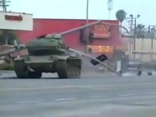 Φωτογραφία για Απίστευτη καταδίωξη!Περιπολικά κυνηγούν κλεμμένο...άρμα μάχης μέσα στη πόλη! [video]