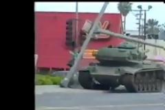 Κινηματογραφική καταδίωξη στις ΗΠΑ περιπολικών που κυνηγούν...τανκ! (βίντεο)