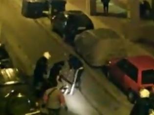 Φωτογραφία για Η προπαγάνδα και η αλήθεια για το βίντεο του Ν.Σούλη με τον μετανάστη που χτυπάνε οι αστυνομικοί..