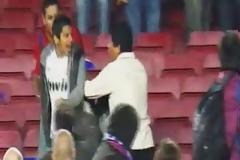 Ξύλο σε οπαδό της Ρεάλ στο Καμπ Νου ! (vid)