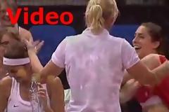 VIDEO: Το στριπτίζ της τενίστριας μπροστά στο κοινό!