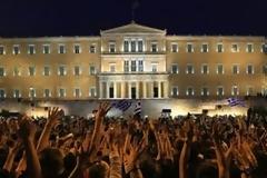 Μετά το Λεφτά υπάρχουν το ρίξαμε στο Ελπίδες Υπάρχουν..Όταν αντί για σοβαρό πολιτικό λόγο επενδύεις στην αγανάκτιση των πολιτών είσαι χαμένος από χέρι ..