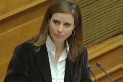 Η Μπατζελή απέναντι στις “αυλές”