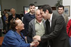 Όχι άλλες μειώσεις σε συντάξεις λέει ο Τσίπρας