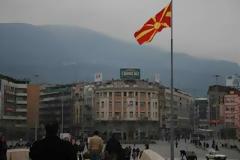ΣΟΚ στα Σκόπια: Είναι ένα βήμα πριν τη χρεοκοπία και συνεχίζουν να φτιάχνουν αγάλματα και αψίδες.