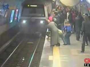 Φωτογραφία για Άντρας πέφτει στις γραμμές του τρένου και τον παρασύρει