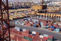 Φουλ διακίνηση της COSCO στον Πειραιά στις αρχές του ΄12