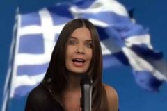 Η Κατερίνα Μουτσάτσου φωνάζει «Είμαι Ελληνίδα» και κάνει το γύρο του κόσμου (vid)