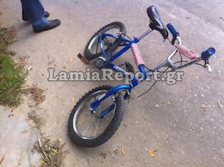 Φωτογραφία για Λαμία: Αυτοκίνητο παρέσυρε και τραυμάτισε παιδάκι με ποδήλατο