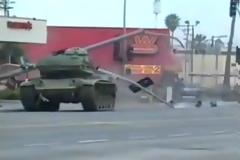 Απίστευτη καταδίωξη! Περιπολικά κυνηγούν κλεμμένο...άρμα μάχης μέσα στη πόλη! [video]
