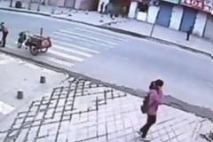 Την ώρα που μιλούσε στο κινητό της…άνοιξε η γη και την κατάπιε