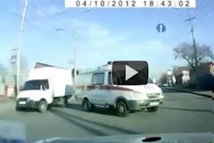 Απρόσεκτη πεζή γλιτώνει εντυπωσιακά από ασθενοφόρο [video]