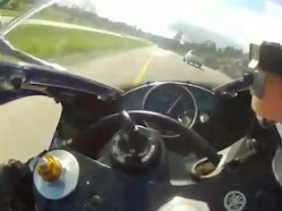 Φωτογραφία για Επικίνδυνη οδήγηση με μηχανή που φτάνει τα 300 χιλιόμετρα! [Video]