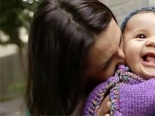 Φωτογραφία για Εσύ με έκανες μητέρα: Όλη η αλήθεια της μητρότητας σε ένα υπέροχο βίντεο