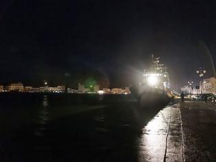 Φωτογραφία για Το σκάφος του Λιμενικού φώτισε την προκυμαία Μυτιλήνης την ώρα της Διακοπής ρεύματος…