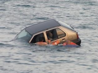 Φωτογραφία για Πάτρα: Βουτιά αυτοκινήτου στη θάλασσα