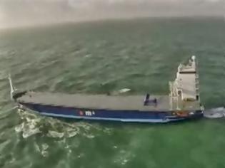 Φωτογραφία για Αεροσκάφος προσγειώνεται σε φορτηγό πλοίο καταμεσής στη θάλασσα (video)