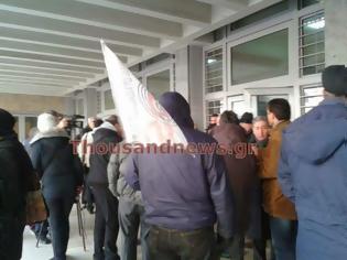 Φωτογραφία για Έξω από τα δικαστήρια Θεσσαλονίκης διαμαρτύρονται οι εργαζόμενοι της ΕΛ.Β.Ο