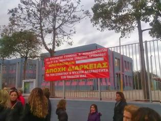 Φωτογραφία για Οι γονείς του 2ου & 6ου Δημ. σχολείου Αρτέμιδος αγανακτισμένοι από την σχολική βία δασκάλας εκπέμπουν SOS και απέχουν μαζί με τα παιδιά τους