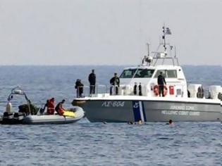 Φωτογραφία για «Αν δείτε τα δύσκολα, τρυπήστε τις βάρκες με μαχαίρι και οι Έλληνες θα σας σώσουν»