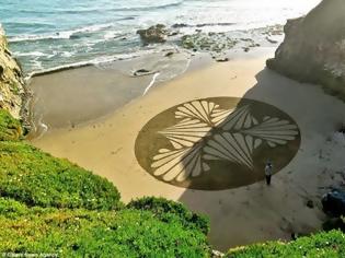 Φωτογραφία για Αυτό θα πει τέχνη! Δείτε τι κάνει αυτός ο άντρας στην παραλία χρησιμοποιώντας μια τσουγκράνα! [photos]
