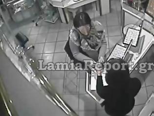 Φωτογραφία για Λαμία: Στα χέρια της αστυνομίας η κυρία που έκλεψε το δαχτυλίδι από κοσμηματοπωλείο [video]