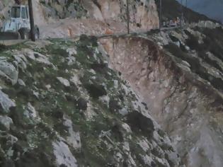 Φωτογραφία για Βίντεο που κόβει την ανάσα από την παραλία του Μύρτου μετά το σεισμό - Η τεράστια χαράδρα που δημιουργήθηκε