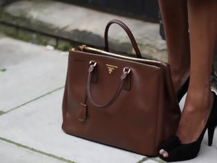 Φωτογραφία για Η εμφάνιση βουλευτίνας με πανάκριβη Prada τσάντα που προκάλεσε το φθόνο των συναδέλφων της και πικρόχολα σχόλια