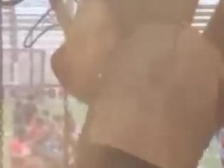 Φωτογραφία για Βίντεο-σοκ: Τραγουδιστής παθαίνει ηλεκτροπληξία επί σκηνής - Έβγαιναν καπνοί από την πλάτη του [video]