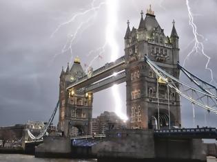 Φωτογραφία για Μόνο σε ταινία! Συγκλονιστική φωτογραφία από τον Πύργο του Λονδίνου!