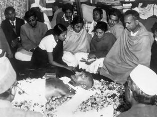 Φωτογραφία για «Το φως έφυγε από τη ζωή μας». Η δολοφονία του Μαχάτμα Γκάντι, από θρησκευτικό μίσος